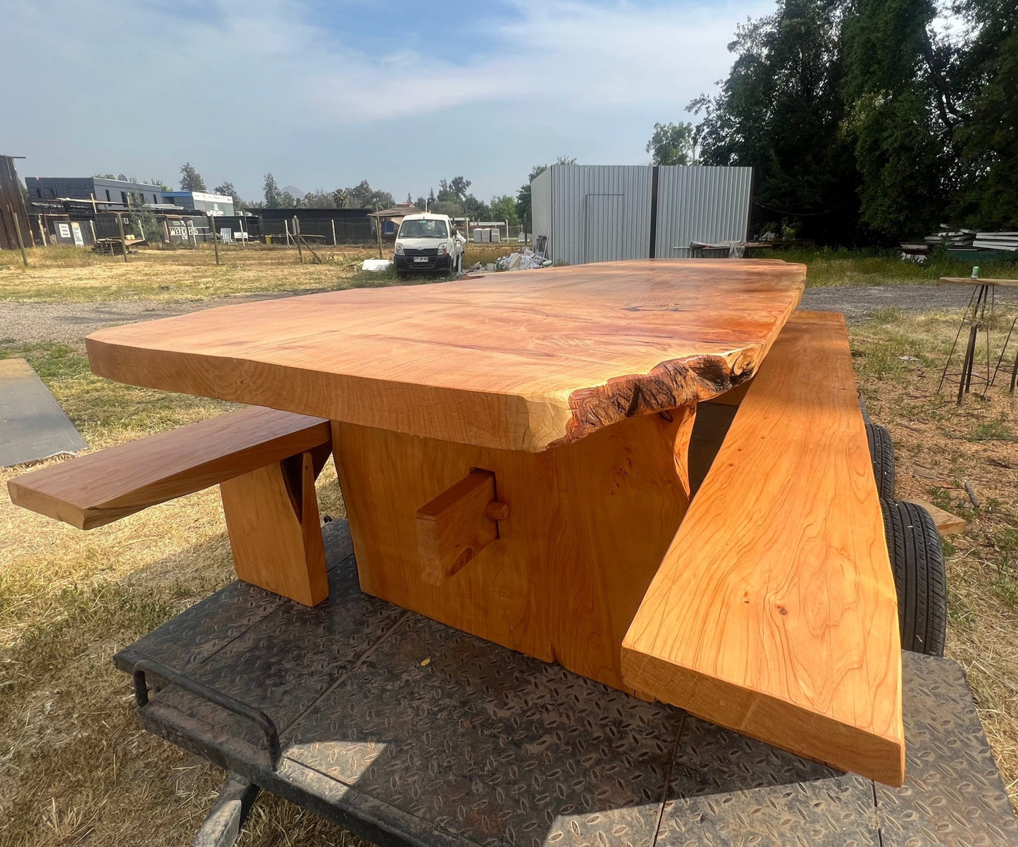 Mesa madera rústica exterior con bancas