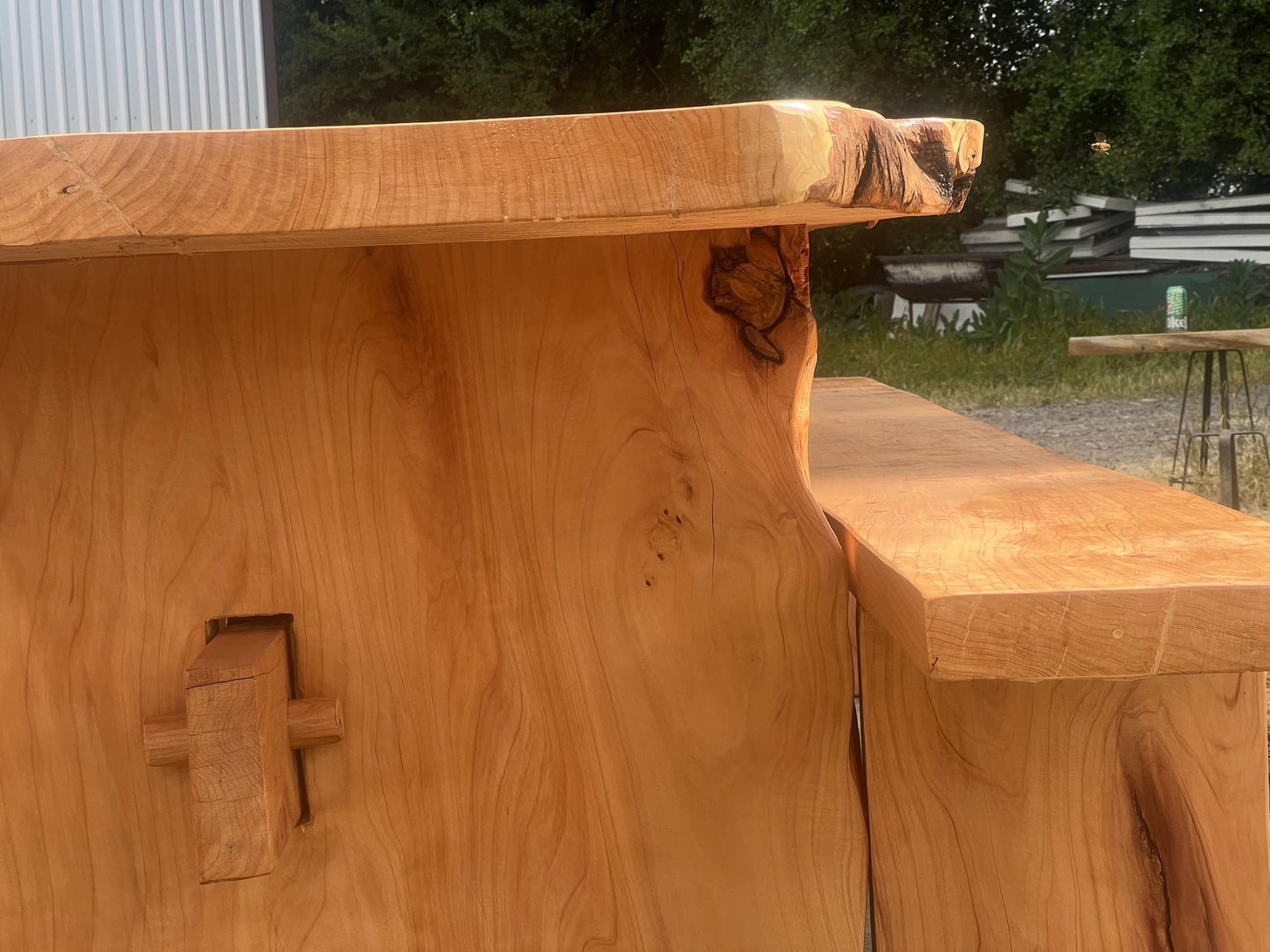 Mesa madera rústica exterior con bancas