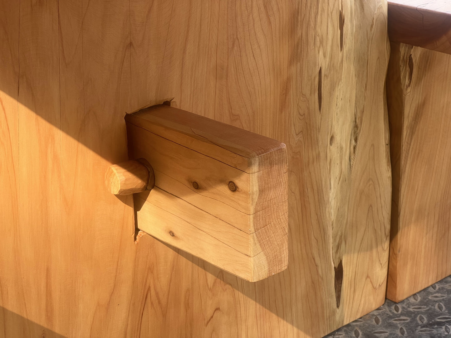 Mesa madera rústica exterior con bancas