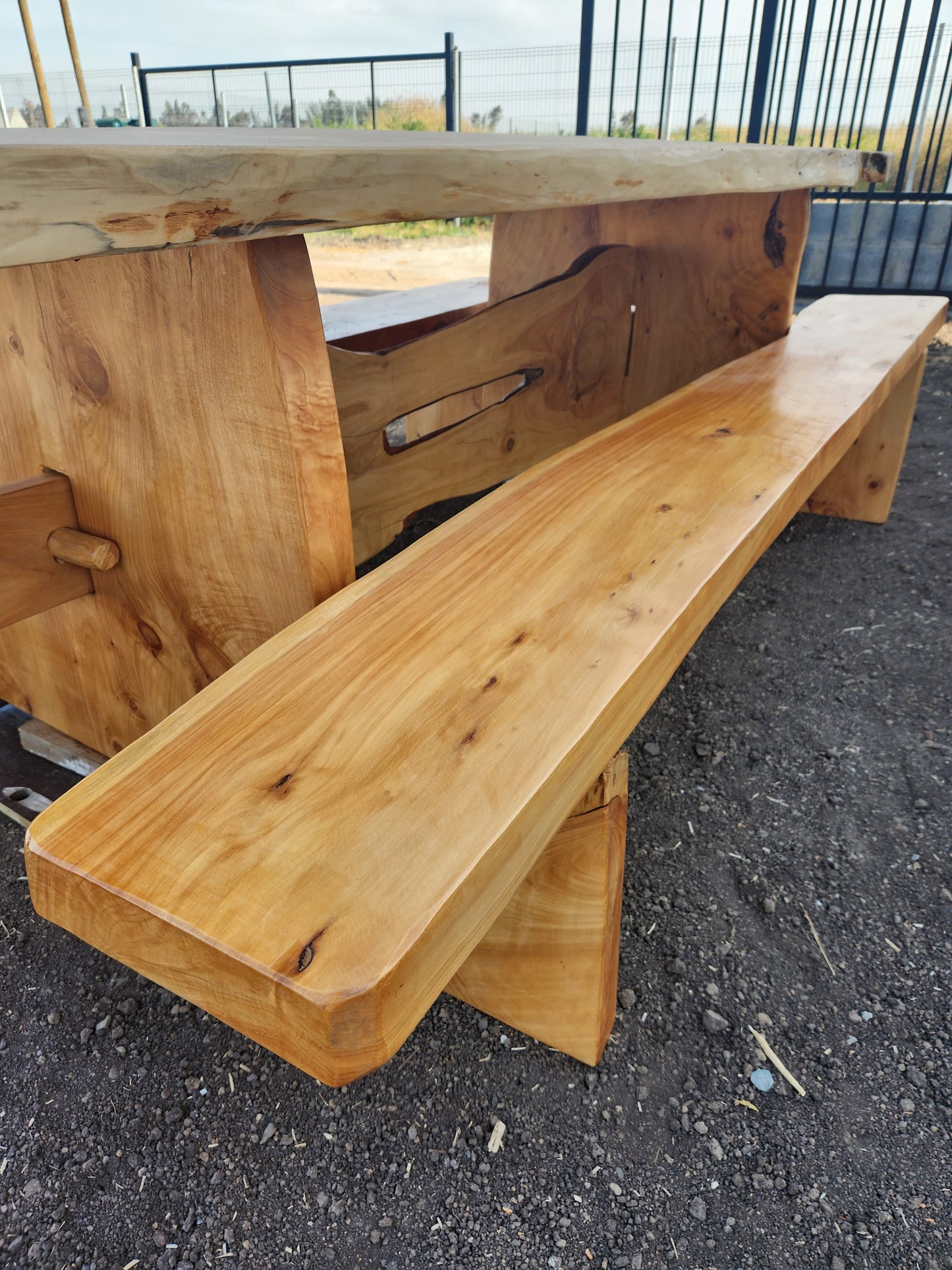 Mesa madera rústica exterior con bancas