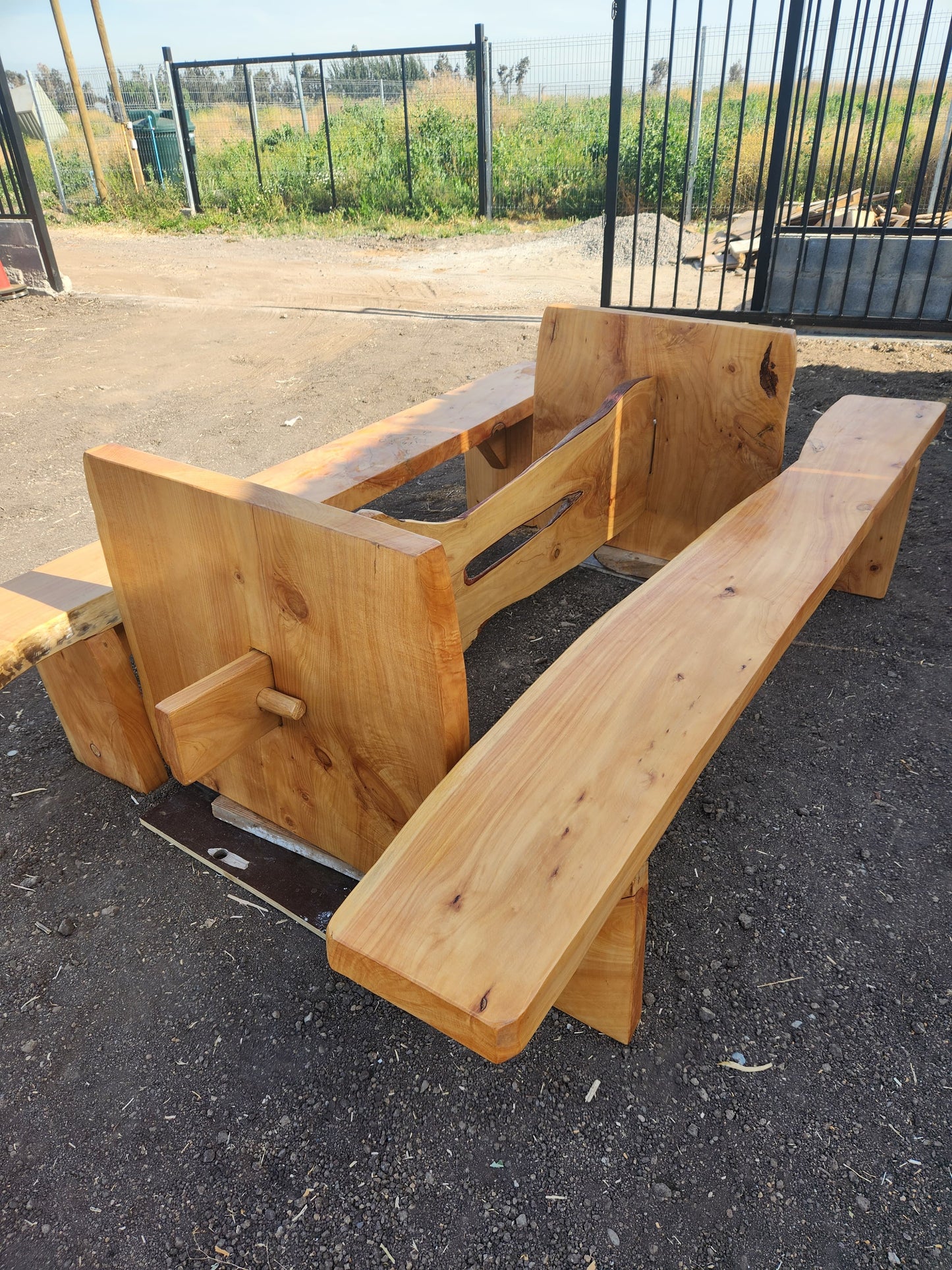 Mesa madera rústica exterior con bancas