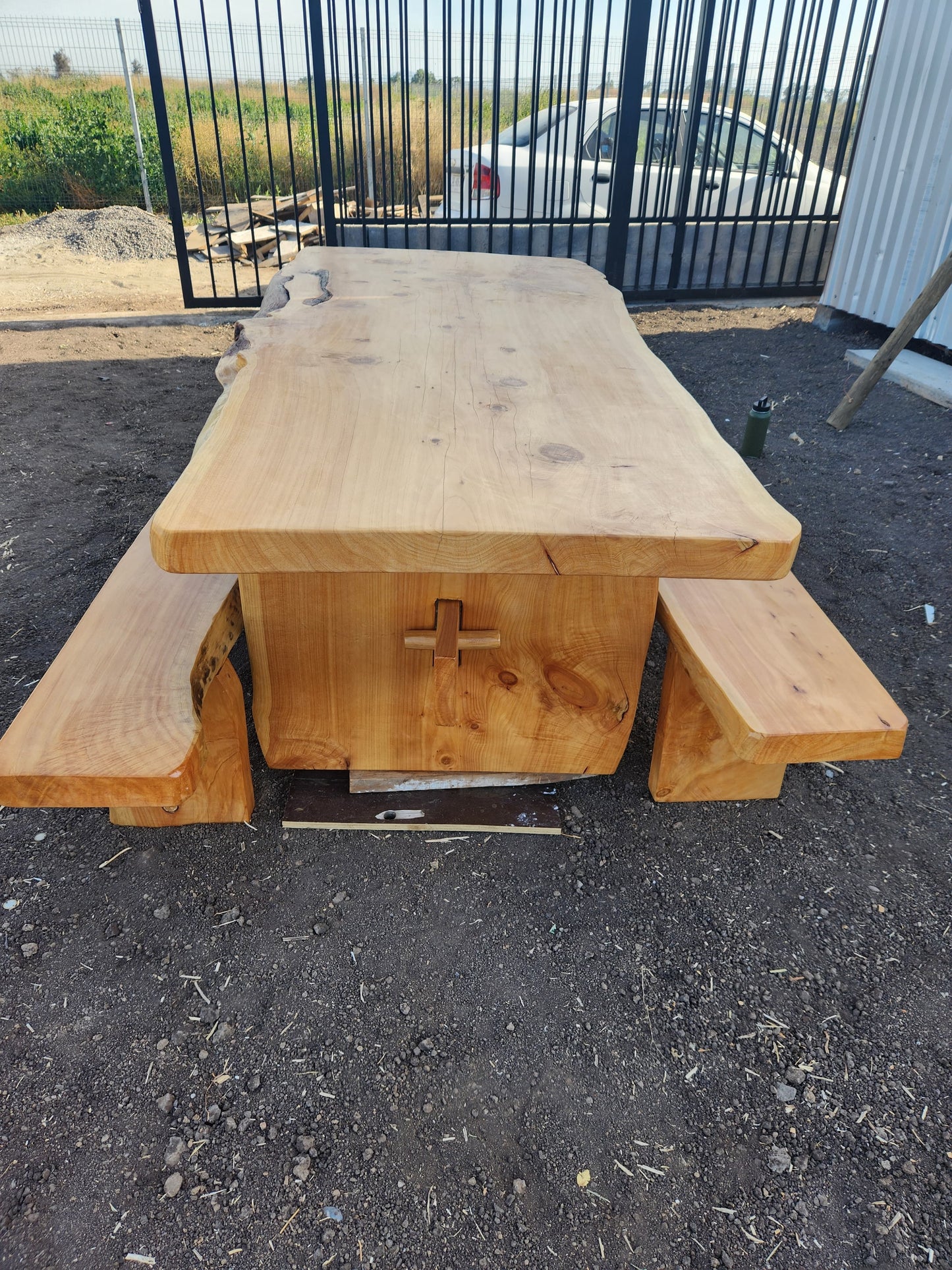 Mesa madera rústica exterior con bancas