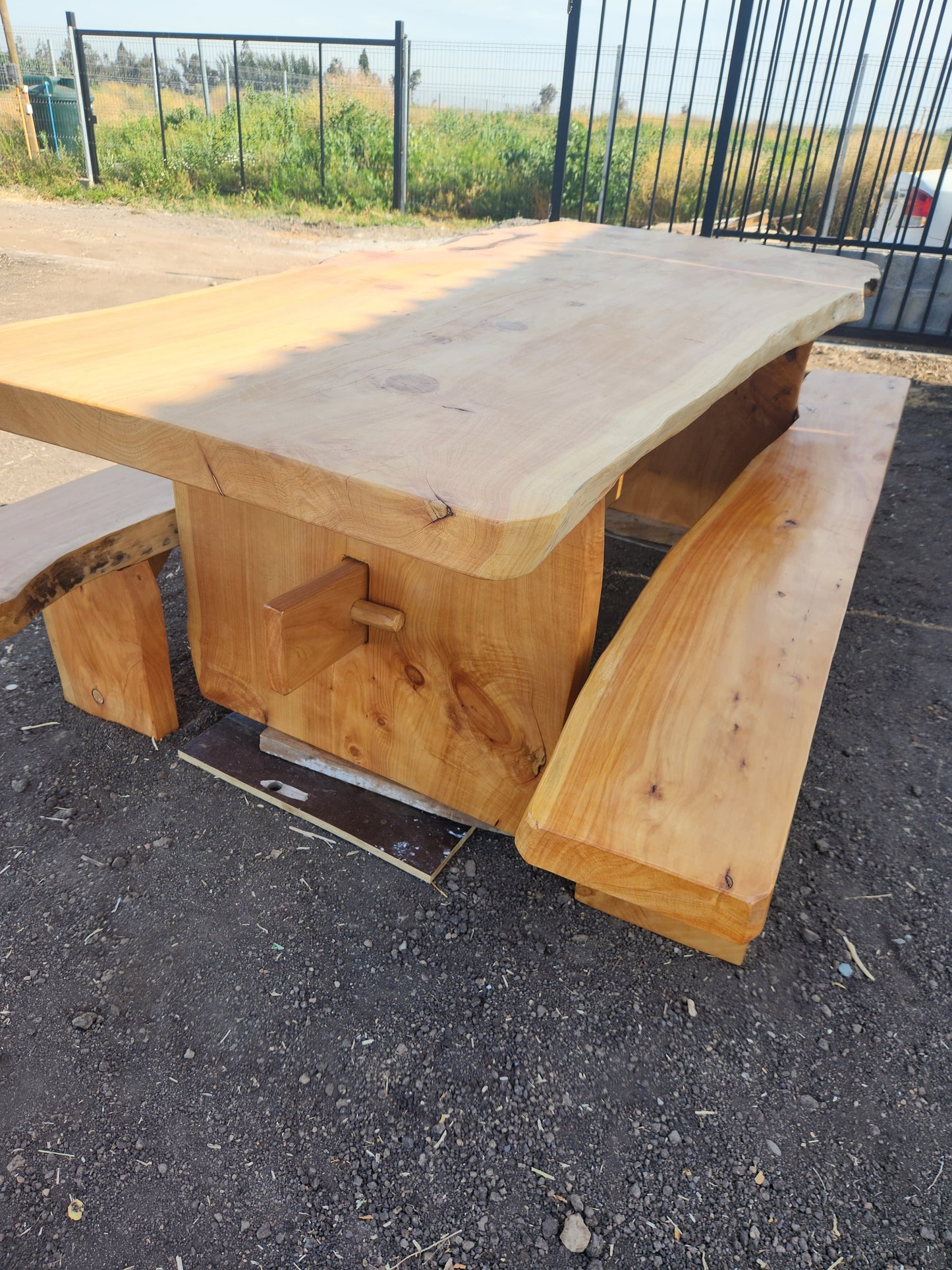 Mesa madera rústica exterior con bancas