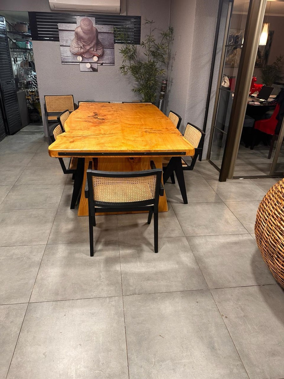 Mesa rústica con pletina base madera