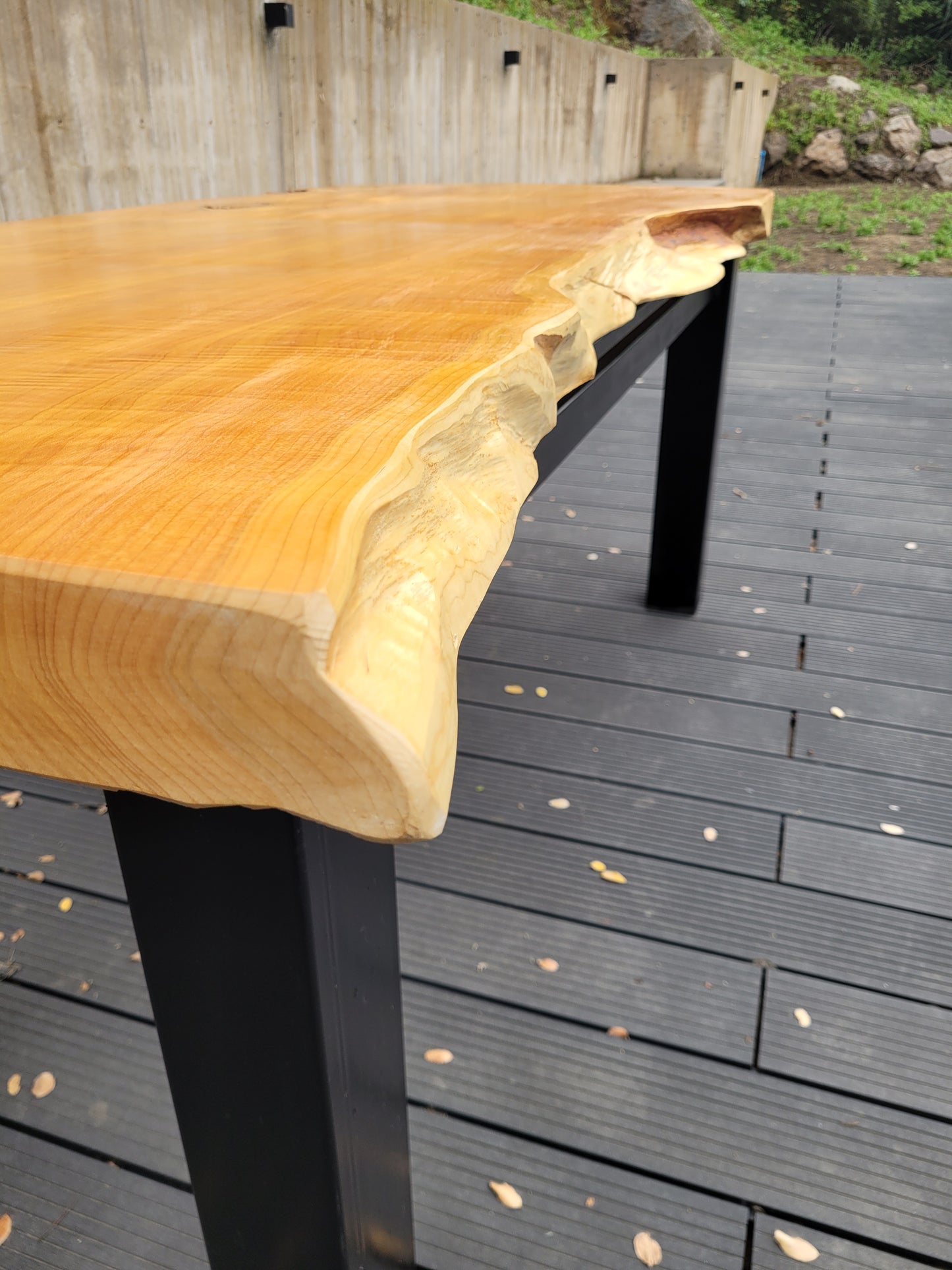 Mesa rústica de madera de Ciprés Macrocarpa con cuatro bases de fierro en sus extremos