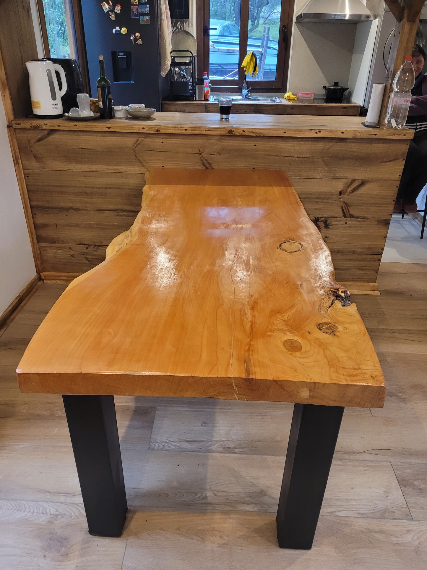 Mesa rústica de madera de Ciprés Macrocarpa con cuatro bases de fierro en sus extremos