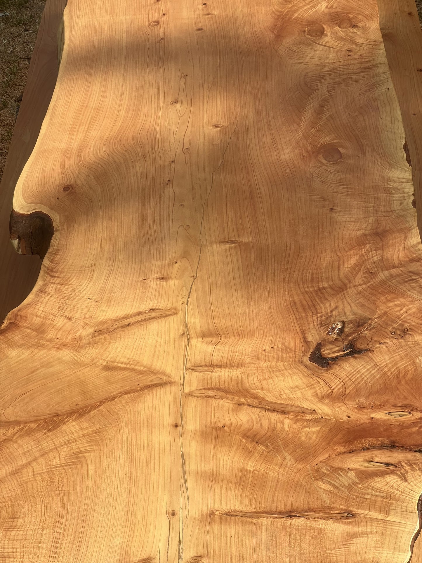 Mesa rústica 100% de madera de Ciprés Macrocarpa para quincho o terraza con dos bases unidas con una trasversal y dos bancas laterales