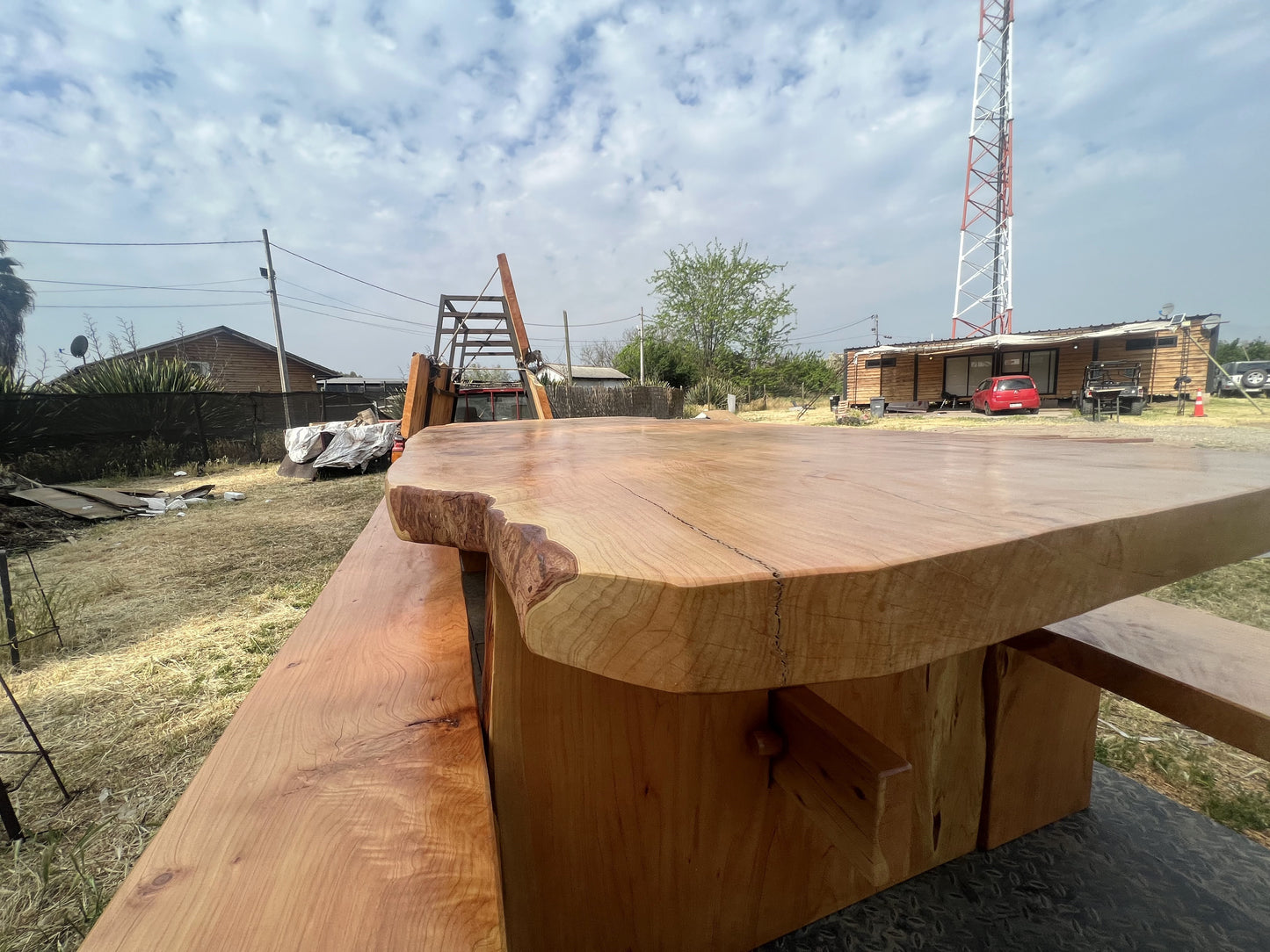 Mesa rústica 100% de madera de Ciprés Macrocarpa para quincho o terraza con dos bases unidas con una trasversal y dos bancas laterales