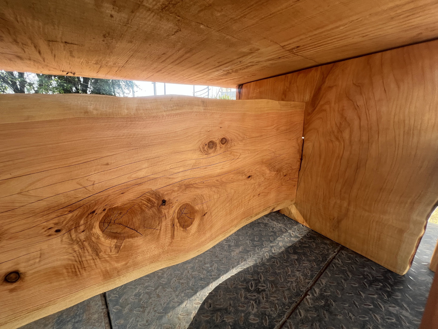 Mesa rústica 100% de madera de Ciprés Macrocarpa para quincho o terraza con dos bases unidas con una trasversal y dos bancas laterales