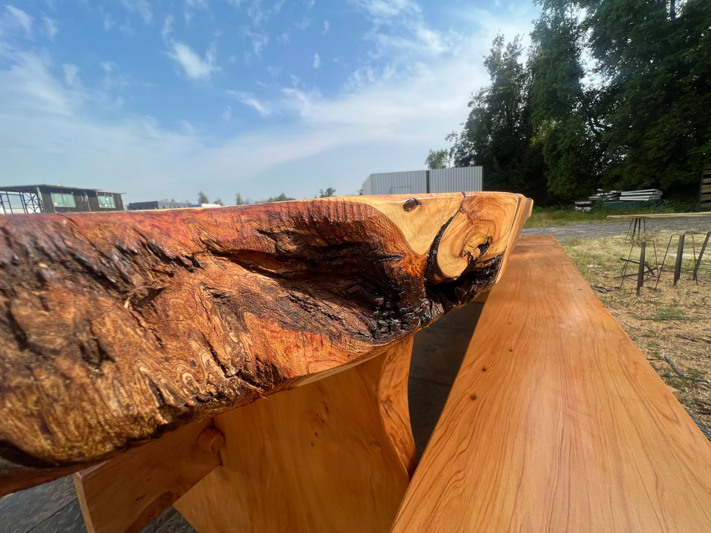 Mesa rústica 100% de madera de Ciprés Macrocarpa para quincho o terraza con dos bases unidas con una trasversal y dos bancas laterales