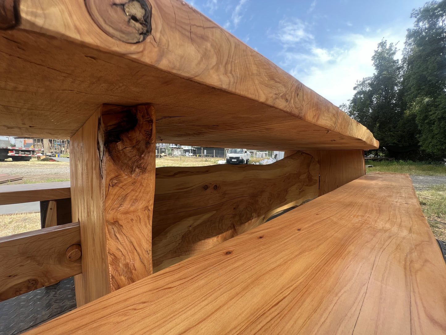 Mesa rústica 100% de madera de Ciprés Macrocarpa para quincho o terraza con dos bases unidas con una trasversal y dos bancas laterales