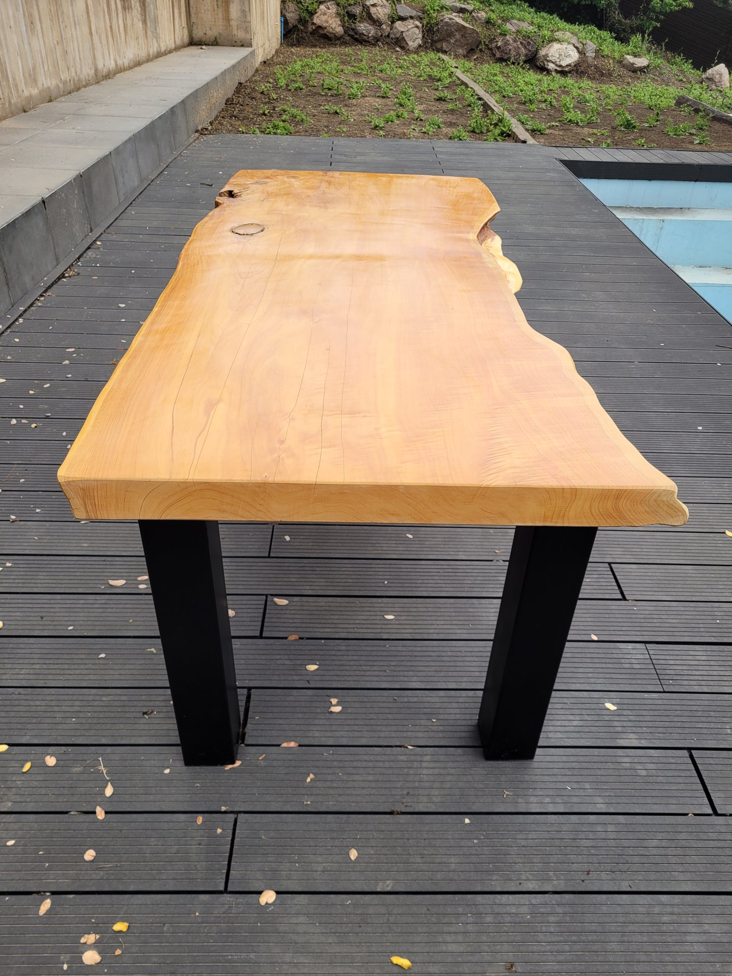 Mesa rústica de madera de Ciprés Macrocarpa con cuatro bases de fierro en sus extremos