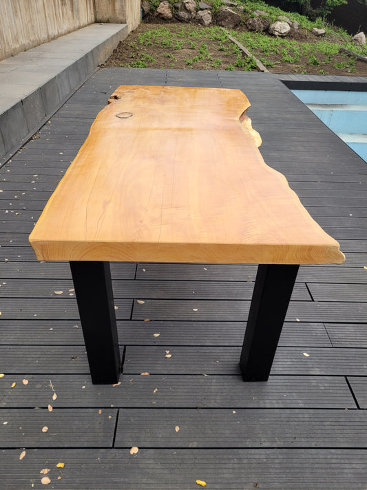 Mesa rústica de madera de Ciprés Macrocarpa con cuatro bases de fierro en sus extremos