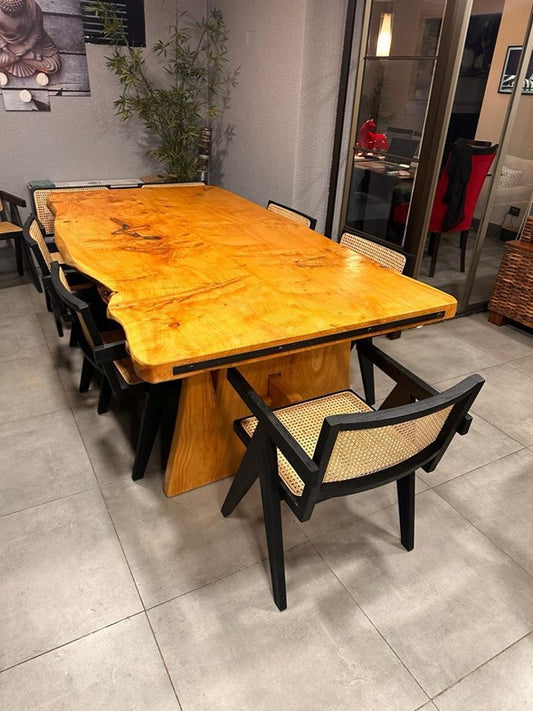 Mesa rústica de madera de Ciprés Macrocarpa para comedor o terraza con pletina en las cabeceras y dos bases cónicas unidas con una trasversal