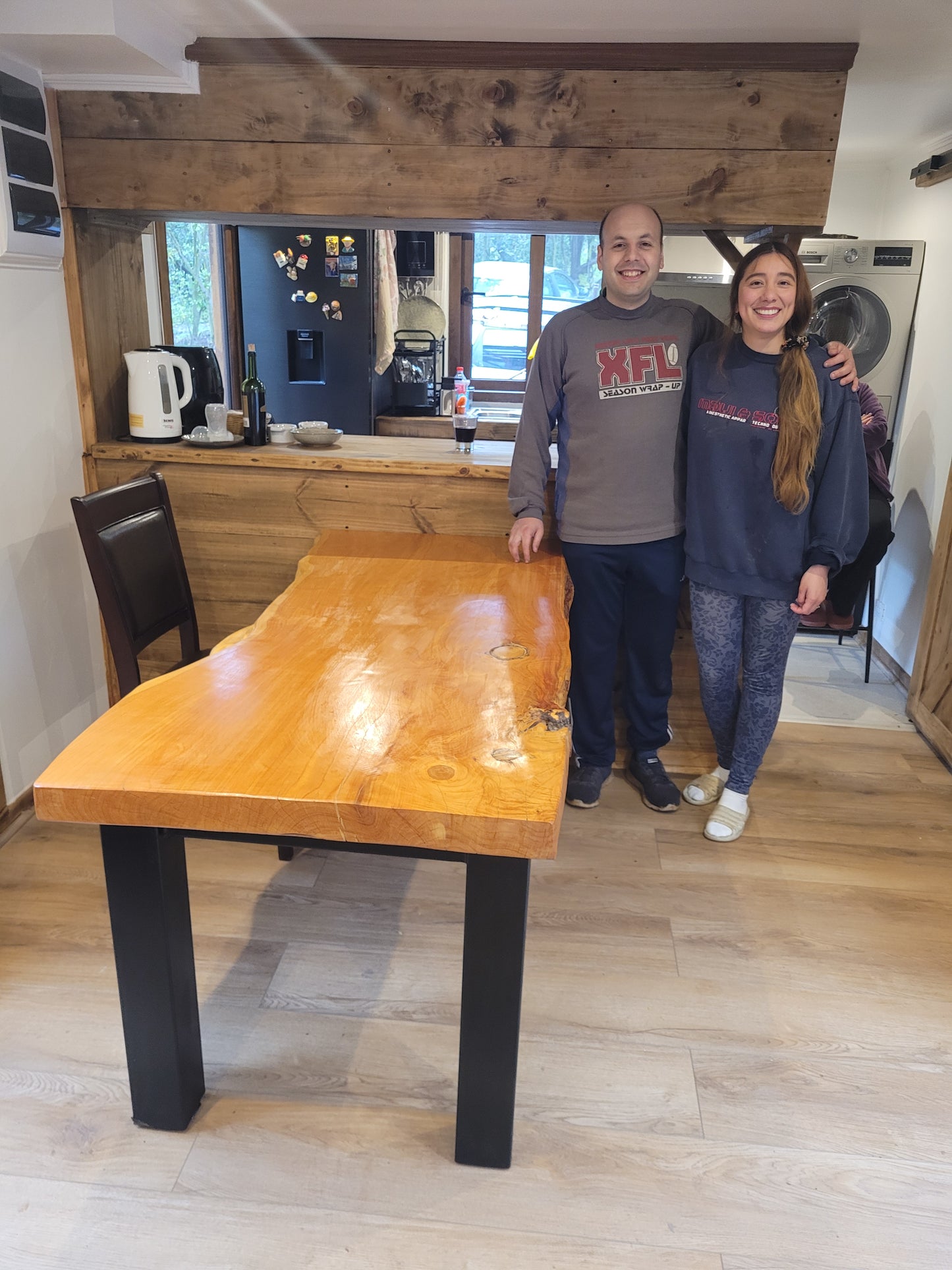 Mesa rústica de madera de Ciprés Macrocarpa con cuatro bases de fierro en sus extremos